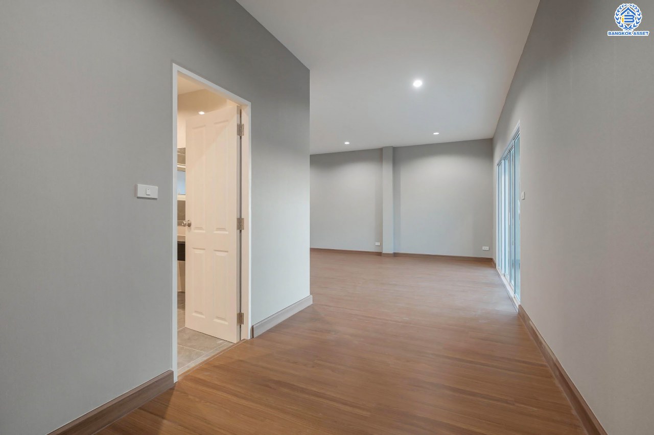 บ้านมือสองตกแต่งใหม่ โครงการ เดอะเวอรีเดียนโฮม กาญจนาภิเษก เนื้อที่กว้าง 75 ตร.ว. ฟังก์ชัน 3 ห้องนอน 4 ห้องน้ำ 1 ห้องอเนกประสงค์ 1 ห้องแม่บ้าน จอดรถได้ 2 จอด บนทำเลดี ติดถนนกาญจนาภิเษก เชื่อมต่อถนนรัตนาธิเบศร์ ถนนนครอินทร์ ถนนกาญจนาภิเษก ใกล้รถไฟฟ้าสายสีม่วง "สถานีตลาดบางใหญ่" และจุดขึ้นทางด่วน "ศรีรัช"...